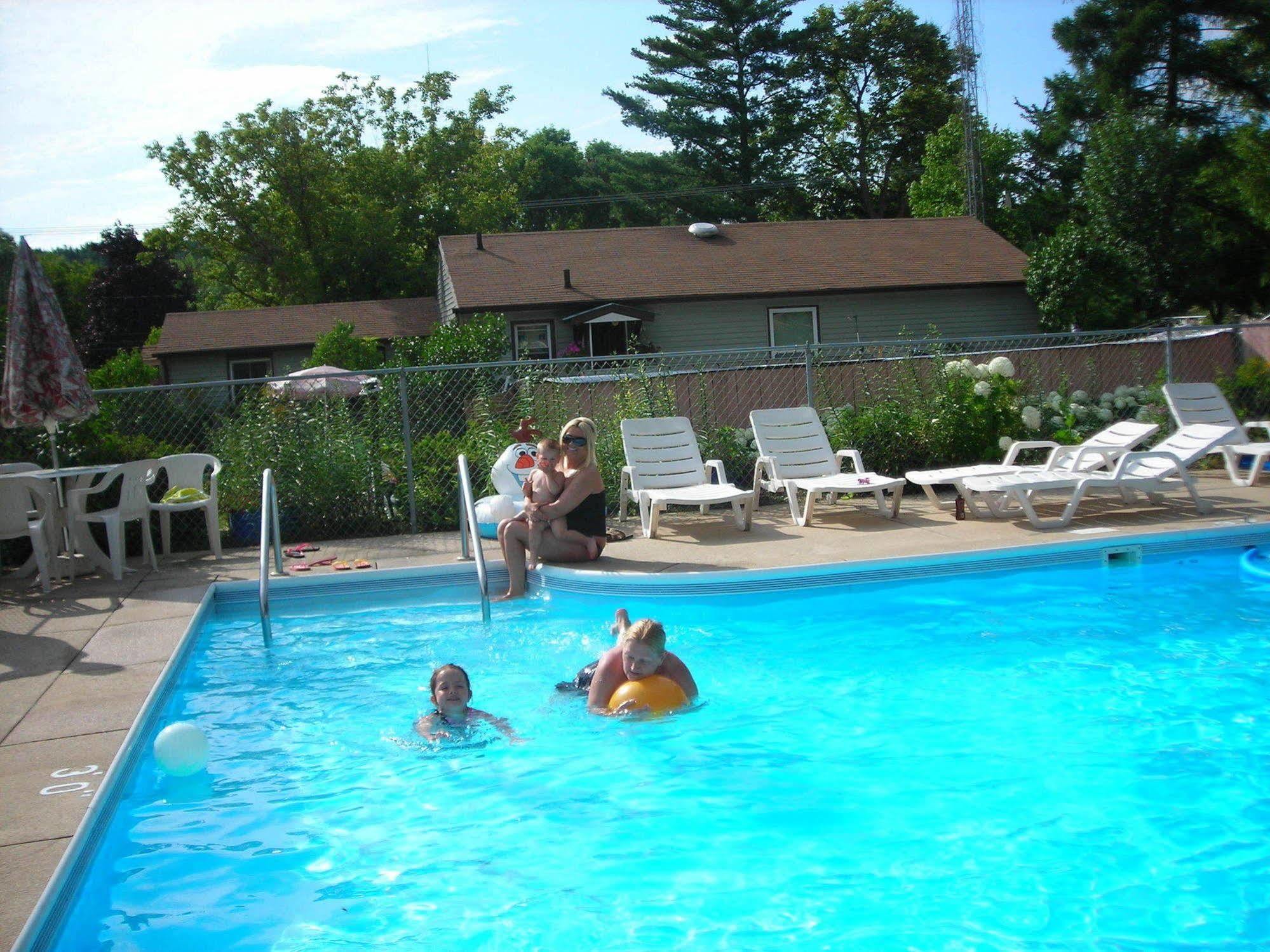 Deer Trail Motel Wisconsin Dells Exterior foto